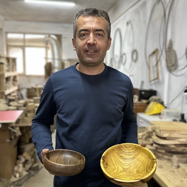 Yiyecek içecek hizmetleri öğretmeni, boş zamanlarında ahşaptan mutfak malze...