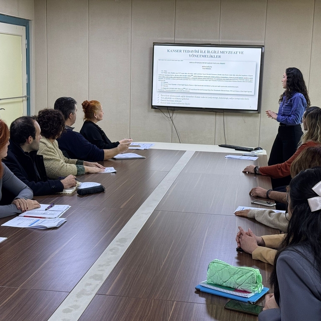 İzmir'de eczacı ve biyologlara kemoterapi ilaçları konusunda eğitim verildi