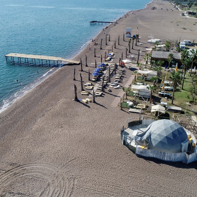 Sahildeki kaçak yapı 'Denize bir adım' sloganıyla kiralanıyor