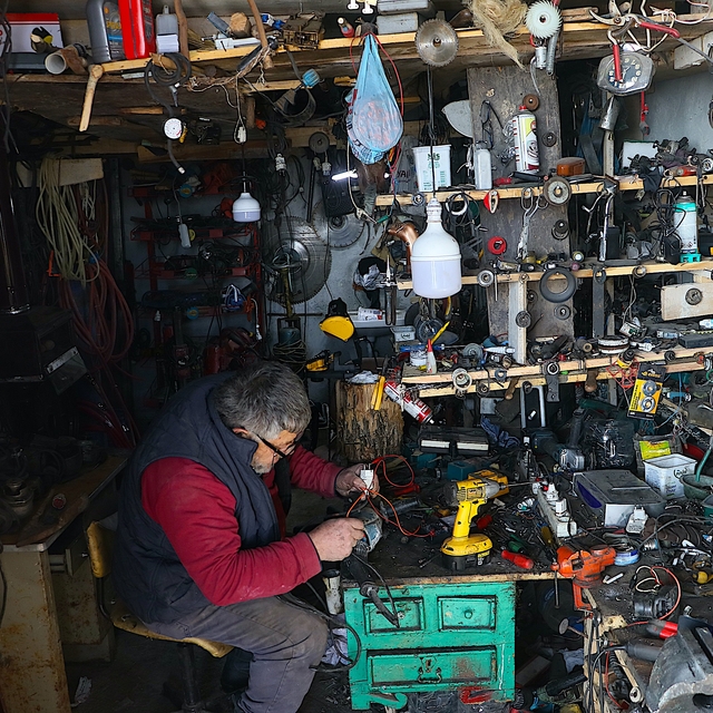 Hurdaya çıkan aletleri tamir edip köylülerin kullanımına sunuyor
