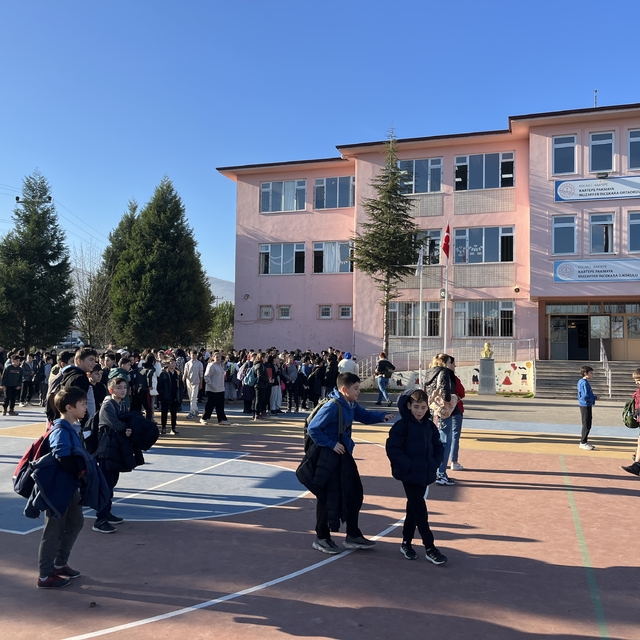 Anaokulunun kazan dairesinde yangın çıktı, öğrenciler bahçeye çıkarıldı