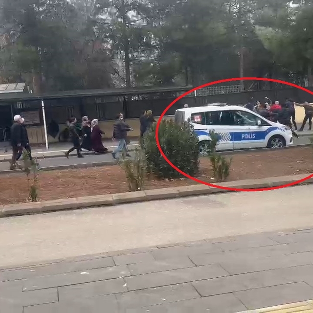 Diyarbakır'da adliye önünde kavga kamerada