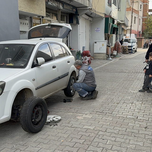 Adana'da 34 aracın lastiğini kesen 2 kişi gözaltına alındı