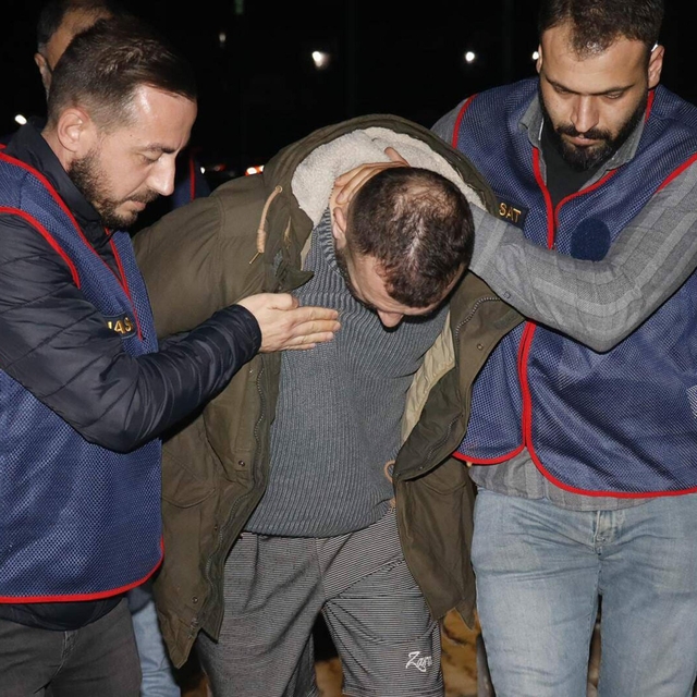 2 kişinin yaralandığı olayda kaçan şüpheli, 300 saatlik kamera görüntüsü so...