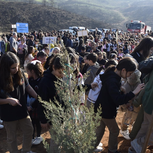 İzmir'de öğrenciler Dünya Karşıyakalılar Günü'nde fidan dikti