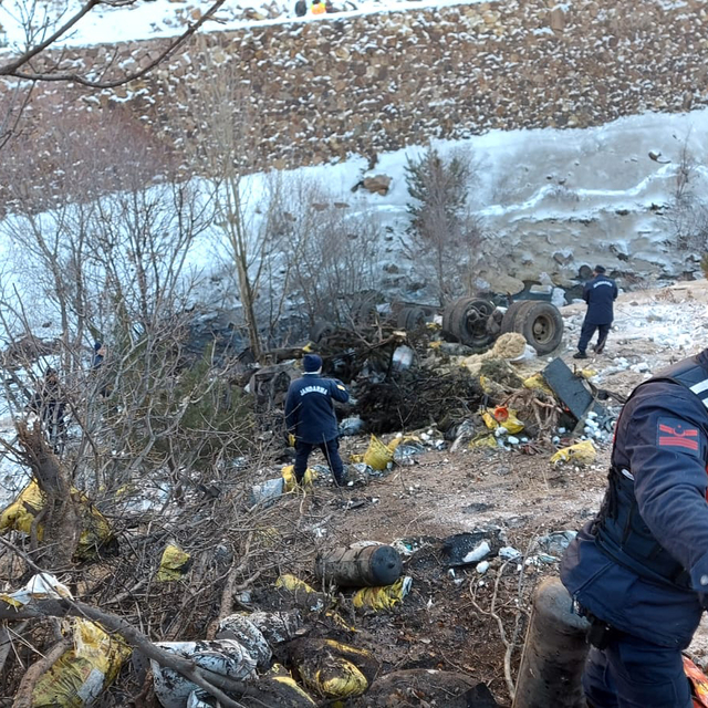 Uçuruma yuvarlanan kamyonun şoförü öldü; cenazeye sabah ulaşılabildi