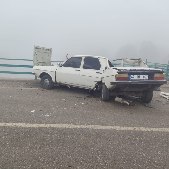 Seydişehir'de bariyerlere çarpan otomobildeki 2 kişi yaralandı