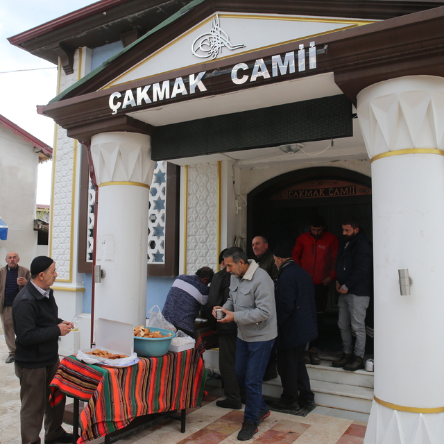 Tokat'ta imamdan cami cemaatine sıcak ikram