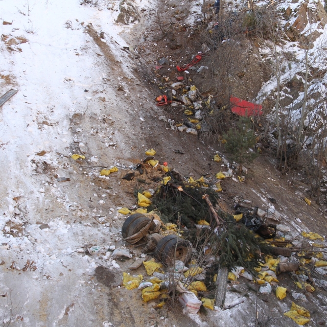 Sivas'ta dere yatağına devrilen kamyonun sürücüsü öldü
