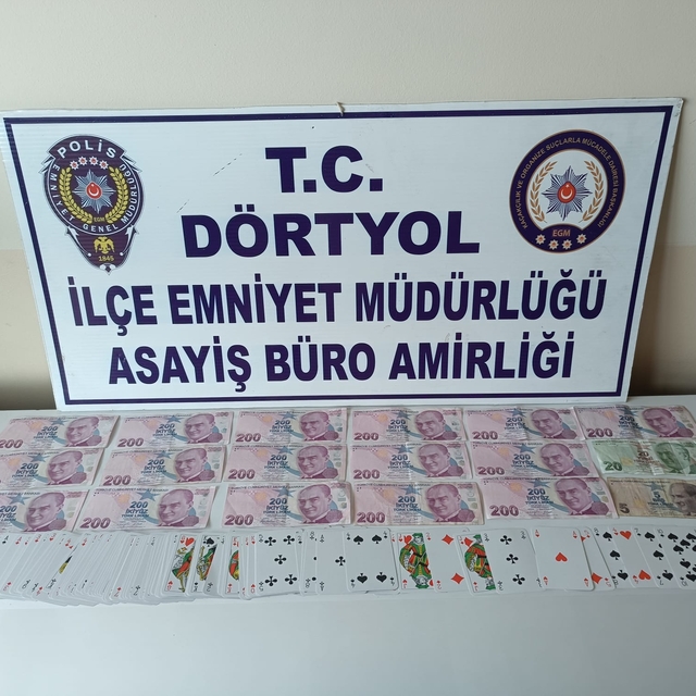 Dörtyol'da kumar oynayan 8 kişiye 51 bin 400 lira ceza kesildi