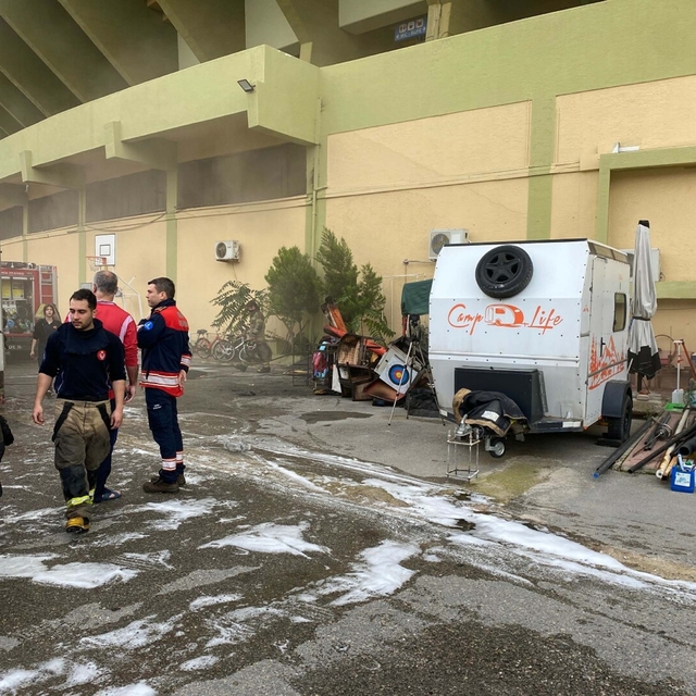 İzmir Atatürk Stadyumu'nun altındaki salonda yangın