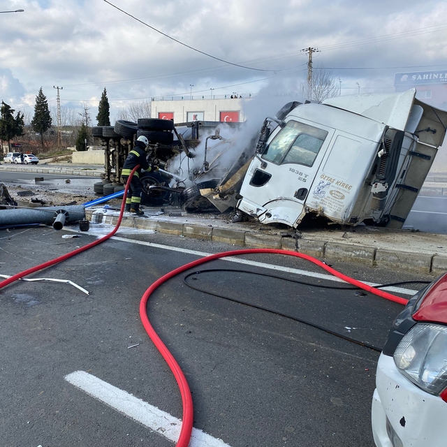 Tekirdağ'da kaza yapan tırda çıkan yangın itfaiye ekipleri tarafından söndü...