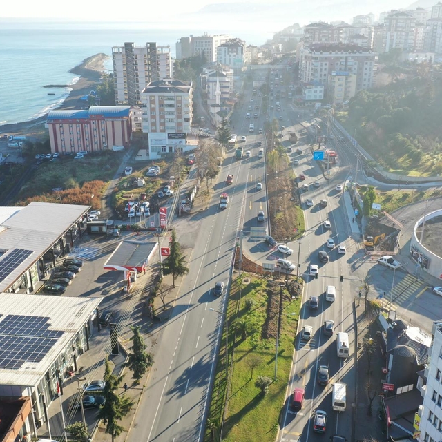 Bakan Uraloğlu, Trabzon'da Söğütlü Kavşağındaki trafik sorununun çözüldüğün...