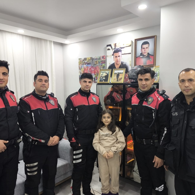 Hatay'da şehit kızına polisten doğum günü sürprizi