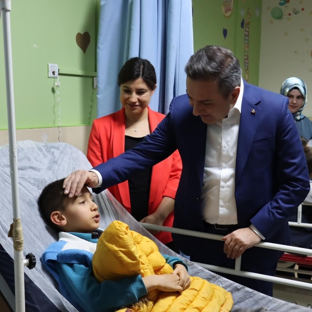 Çorum'da devrilen okul servisindeki 4 öğrenci hastaneye kaldırıldı