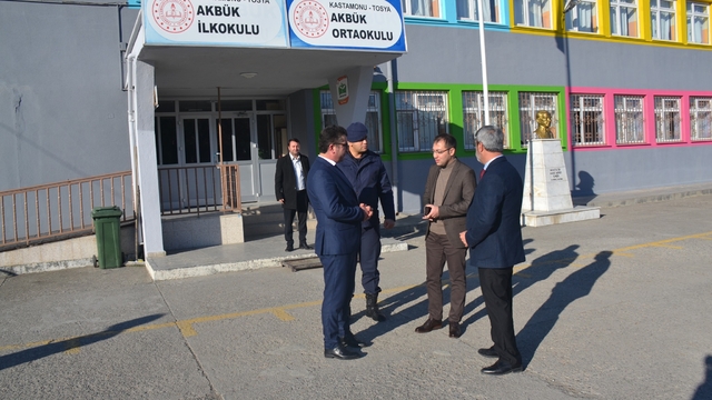Tosya Kaymakamı Ünsal okullarda incelemelerde bulundu
