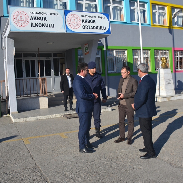 Tosya Kaymakamı Ünsal okullarda incelemelerde bulundu