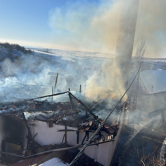 Kayseri'de çıkan yangında cami kullanılamaz hale geldi