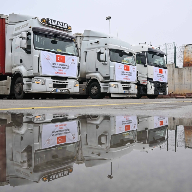 Vakıflar Genel Müdürlüğünce hazırlanan 75 bin gıda kolisi Suriye'ye gönderi...