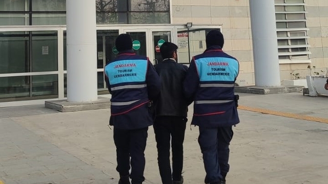 Kaçırdığı otobüsle park halindeki araçlara zarar verdi; yakalandı (2)