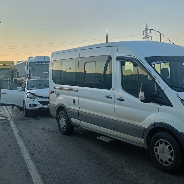 Samsun'da 5 aracın karıştığı trafik kazasında 3 kişi yaralandı