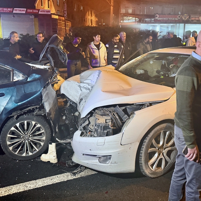 Düzce'de 4 aracın karıştığı kazada 3 kişi yaralandı