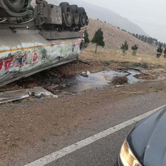 Batman'da devrilen tankerin şoförü yaralandı, dökülen ham petrol etrafa saç...