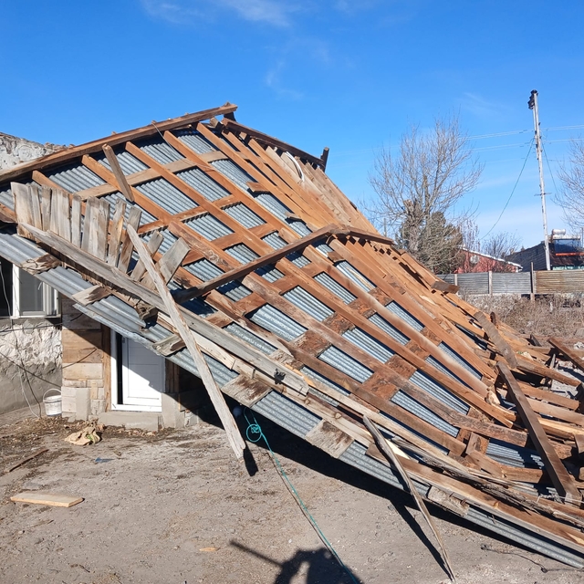 Kars'ta şiddetli rüzgar çatıları uçurdu