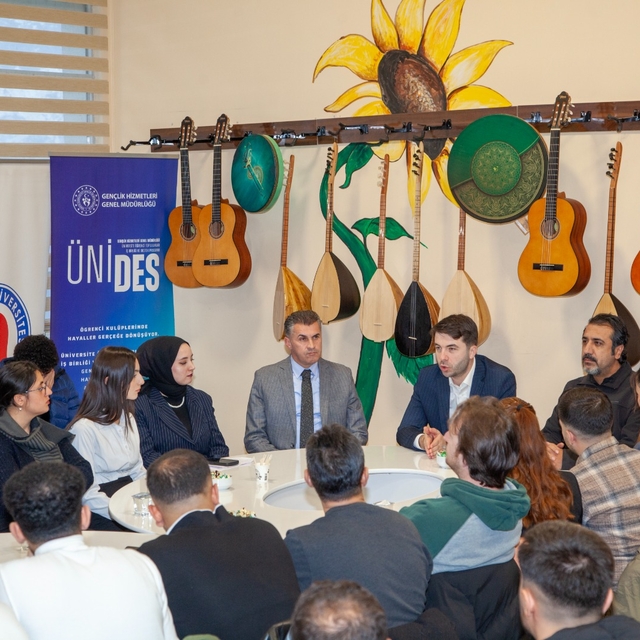 Gençlik Hizmetleri Genel Müdürü Efendioğlu, Hakkari'de öğrencilerle bir ara...