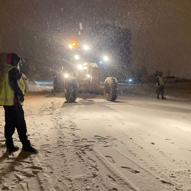Yüksekova'da kar; araçlar yoldan çıktı