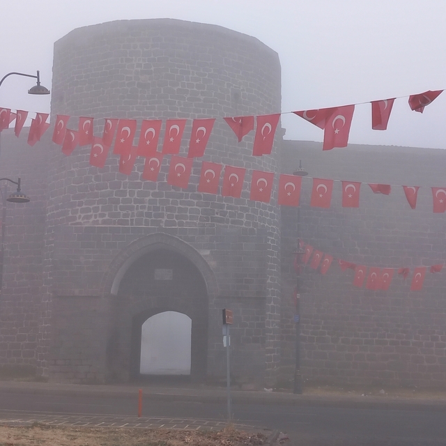 Diyarbakır'ı etkisi altına alan sis, 4'üncü gününde