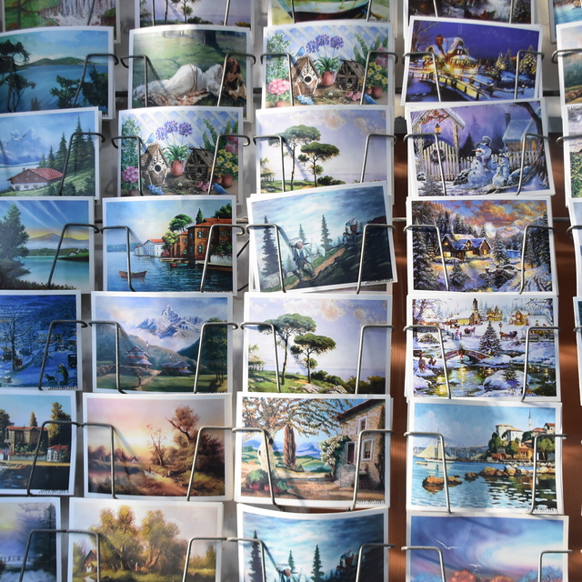 Yılbaşı klasiği kartpostallar tarih oldu: Öğrenciler bazen ödev için alıyor