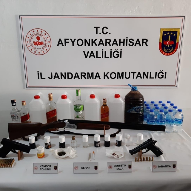 Afyonkarahisar'da sahte içki satışı yaptığı iddiasıyla 3 şüpheli yakalandı