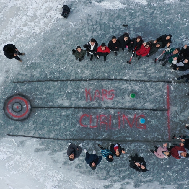 Çıldır Gölü'nün buzla kaplı yüzeyi curling sporcuları için antrenman alanı...