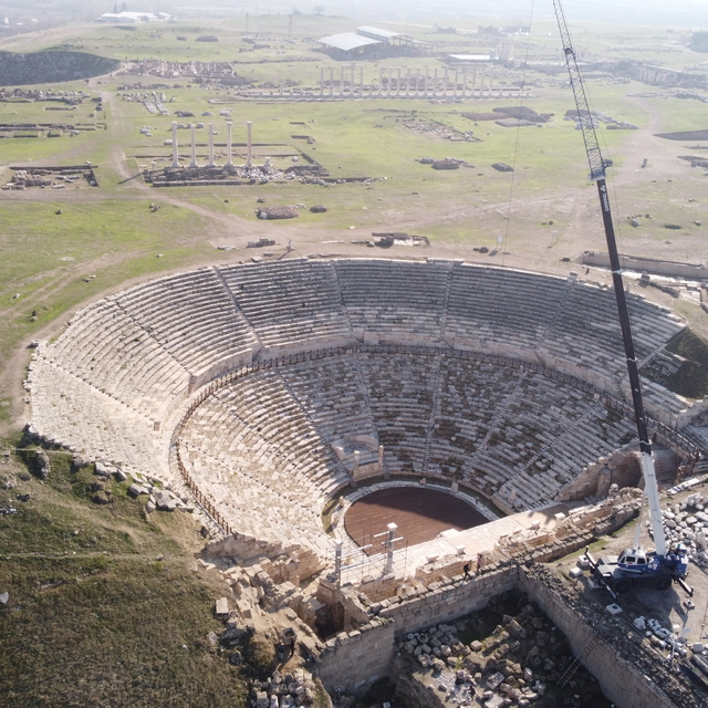 Laodikya'daki antik tiyatroların biri halk diğeri iş insanları için kullanı...