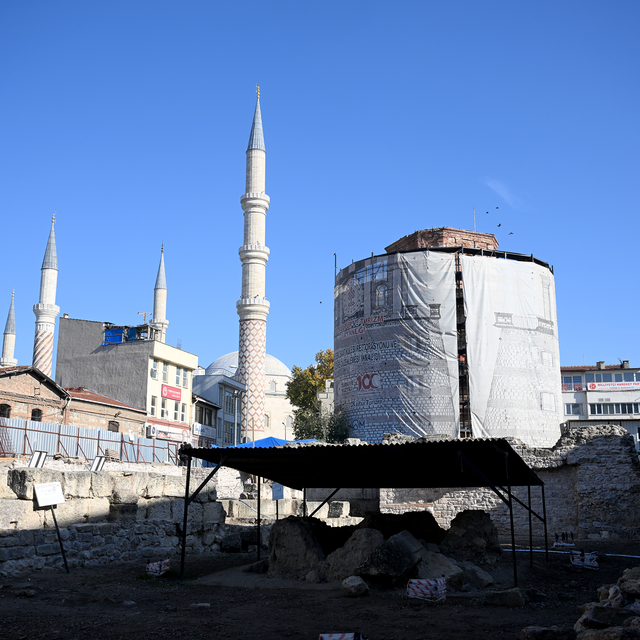 Edirne'de restorasyonu süren Makedon Kulesi'ndeki çalışmalarda şapelin de o...