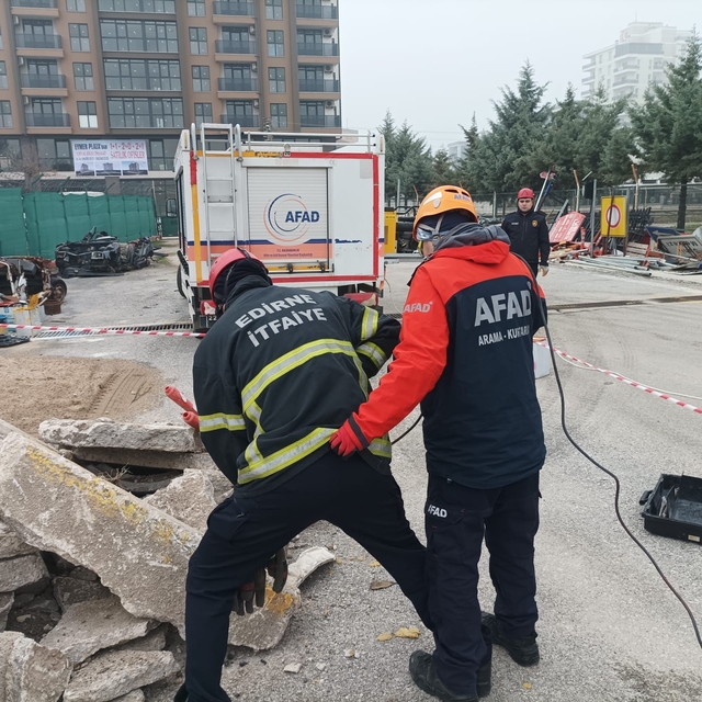 Edirne'de itfaiye personeline arama kurtarma eğitimi verildi