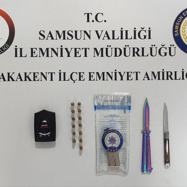 Yakakent'te bir araçta radar tespit cihazı ile mermi ve amaç dışı bıçak bul...