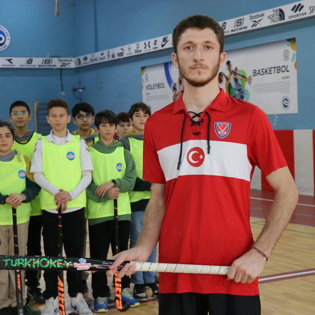 Babasının önerisiyle 9 yaşında başladığı hokeyde milli takım aday kampına ç...