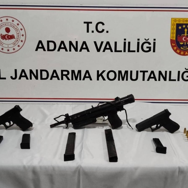 Adana'da bir evde ruhsatsız 3 silah ele geçirildi