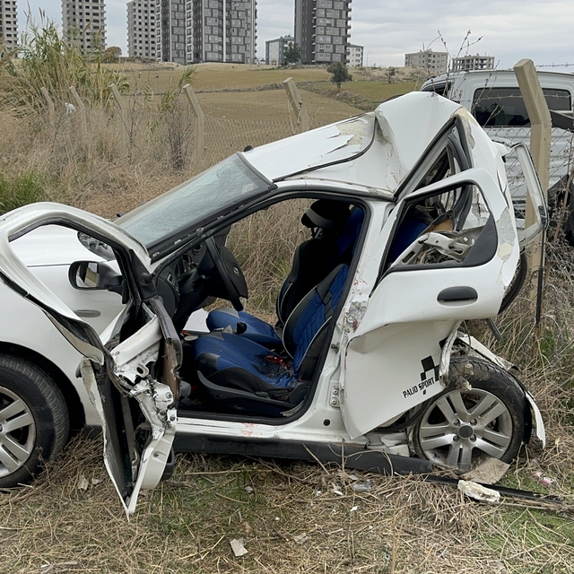 Adana'da 14 yaşındaki çocuğun kullandığı otomobilin çarptığı aracın sürücüs...