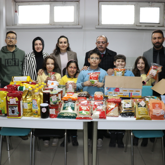 Amasya'da ilkokul öğrencileri harçlıklarıyla ihtiyaç sahipleri için erzak a...