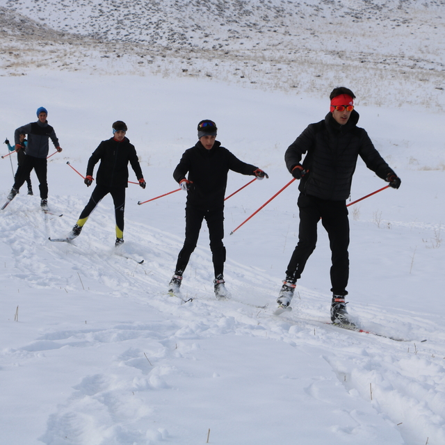 Yüksekova'ya kar yağdı, kayakçılar yarışlar için çalışmalara başladı