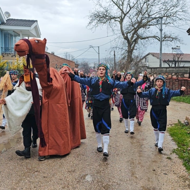 Bursa'da lise öğrencileri "kışı karşılama" ritüelini canlandırdı