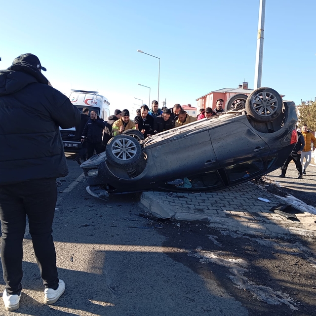 Kars'ta trafik kazasında 2 kişi yaralandı