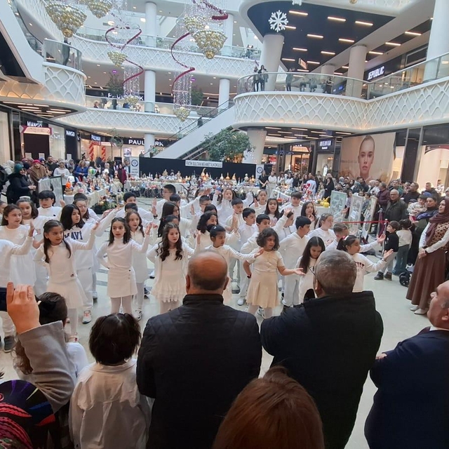 Çorum'da öğrencilerin aileleriyle boyadıkları su kabakları sergilendi