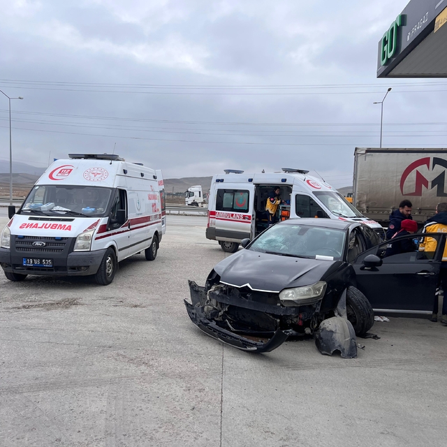 Çorum'da akaryakıt istasyonu girişine çarpan otomobildeki 3 kişi yaralandı