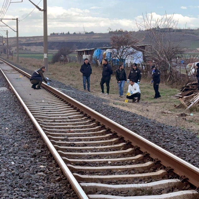 Rayların üzerinden geçmek isterken trenin çarpmasıyla öldü