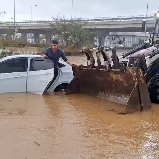 Antalya'da sağanak; göle dönen yollarda mahsur kaldılar