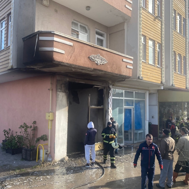 Samsun'da dükkanda çıkan yangında bir araç kullanılamaz hale geldi